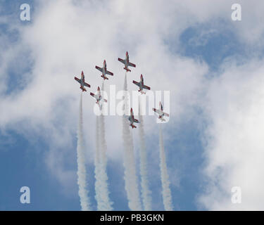 CASA C-101 Aviojets di Patrulla Águila spagnolo Forceaerobatic aria team di dimostrazione al 2018 Royal International Air Tattoo Foto Stock