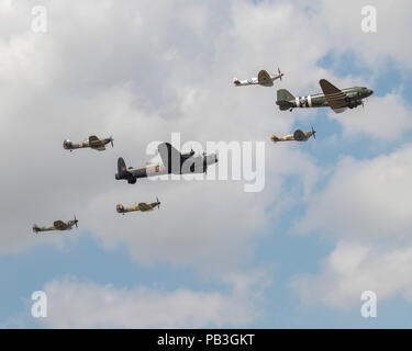 Una collezione di guerra mondiale 2 aeromobile da Battle of Britain Memorial Flight battenti al 2018 Royal International Air Tattoo Foto Stock