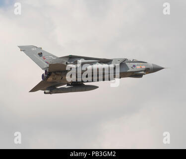 Royal Air Force Panavia Tornado GR.4 jet aeromobili battenti al 2018 Royal International Air Tattoo Foto Stock