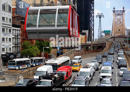 Roosevelt Island Tram e il Queensboro Bridge Foto Stock