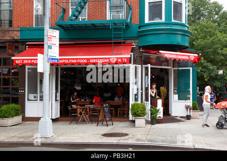 Il segreto della pizza napoletana da alimentare Rosario Granieri, 72 5th Ave, Brooklyn, New York. esterno alla vetrina di un ristorante italiano a Park Slope. Foto Stock