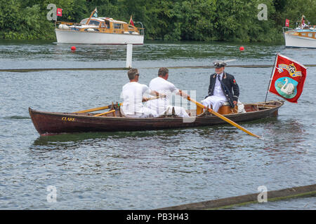 Inghilterra, Oxfordshire, Henley, Swan batte in volata sul Fiume Tamigi, skiff dei vignaioli livrea company Foto Stock