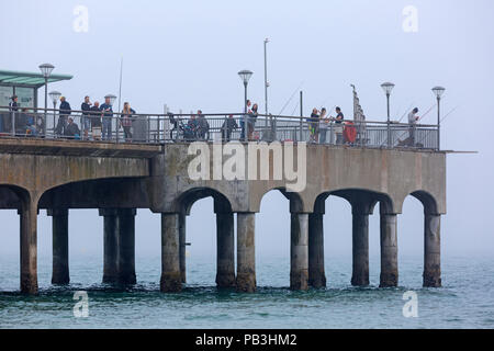 La gente sulla fine dell'Boscombe Pier vicino a Bournemouth in Inghilterra. Foto Stock