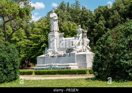 Scultura di Francesco Petrarca, un letterato e poeta del Rinascimento, in un parco nel medioevo e la storica città di Arezzo, Italia Foto Stock