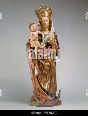 Madonna e Bambino su una falce di luna. Cultura: tedesco. Dimensioni: complessivo: 75 1/2 x 27 1/4 x 17a. (191.8 x 69,2 x 43,2 cm) Complessivo: 102lb. 46266.9(g). Data: ca. 1480. Scolpita in altorilievo, questa scultura fu senza dubbio il gruppo focale nel santuario centrale di una grande pala d altare alato di un tipo che fiorirono nella Germania meridionale e in Austria nel periodo tardo gotico. L immagine della Vergine su una falce di luna riflette la visione di San Giovanni (Apocalisse 12:1): "una donna vestita di sole e la luna era sotto i suoi piedi." L'Orb detenute da Cristo significa il suo ruolo come righello spirituale di th Foto Stock