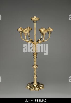 Candelabro. Cultura: British. Progettista: Augustus Welby Northmore Pugin (British, Londra 1812-1852 Ramsgate). Dimensioni: Altezza: 33 a. (83,8 cm). Produttore: attribuita a Giovanni Hardman & Co. (Inglese). Data: ca. 1850. Questo candelabro monumentale esemplifica i disegni di Augustus Welby Northmore Pugun (1812-1852), che era il principale esponente del revival gotico stile in Inghilterra. Pugin di lavoro è centrale per la trasformazione in design britannico che ha avuto inizio a metà del XIX secolo. Egli ammirava ciò che egli vedeva come l'onestà e la purezza di arte medievale, e deplora il significato repetiti Foto Stock