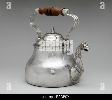 Teakettle. Cultura: American. Dimensioni: complessivo: 10 1/8 x 10 5/8 in. (25,7 x 27 cm); 47 oz. 13 dwt. 1481.7 (g) Base: Diam. 7 3/8 in. (18,7 cm) corpo: H. 7 7/16 in. (18,9 cm). Autore: Cornelio Kierstede (1674-ca. 1757). Data: 1710-20. Come in Inghilterra e nei Paesi Bassi, bere il tè è diventato sempre più popolare in America coloniale, la creazione di una domanda di tè specializzati apparecchiature come teiere, zucchero bocce, e creampots. Questa audace, a forma di pera teakettle con maniglia a staffa è estremamente rara forma in American argento. La sua decorazione bird's-testa del tubo di lancio, distintivamente olandese di ispirazione, enlive Foto Stock