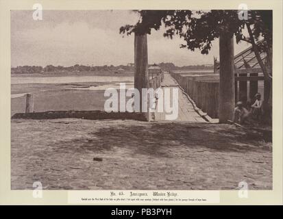 Amerapoora: Ponte di Legno. Artista: Linnaeus trippa (British, Devonport (Plymouth Dock) 1822-1902 Devonport). Dimensioni: Immagine: 22,3 x 32,4 cm (8 3/4 x 12 3/4 in.). Montaggio: 45,6 x 58,4 cm (17 15/16 x 23 in.) tappeto: 20 × 24. (50,8 × 61 cm). Data: 1 settembre-ottobre 21, 1855. Con un geometra's eye, trippa ha preso questa drammatica vista guardando attraverso i tre quarti di miglio di ponte che ha portato alla residenza britannica sull'altro lato della laguna. Per evidenziare la scala dei massicci pilastri in teak in primo piano, ha incluso due figure seduti all'ombra di un albero e una piccola casa di riposo a destra. M Foto Stock