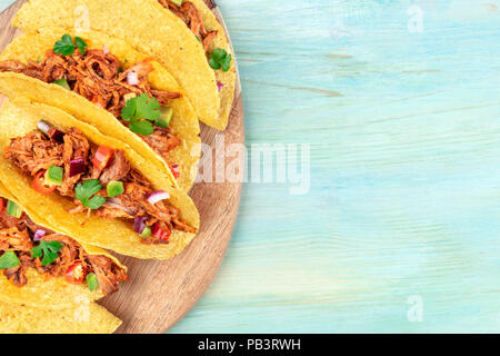 Overhead closeup photo messicano di tacos con estratto di carne di maiale, avocado, peperoncino, il coriandolo, con posto per il testo Foto Stock