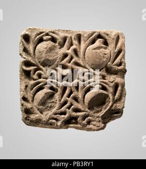 Decorazione murale con melagrane in palmettes. Cultura: Sasaniane. Dimensioni: 9,37 x 9,76 in. (23.8 x 29.81 cm). Data: ca. Vi secolo D.C.. Rilievi in stucco erano comunemente usati per decorare la iwans e saloni di rappresentanza di elite Sasaniane case. Molti esempi sono stati trovati nelle case scavate nella zona Ctesiphon compreso questo frammento da Tell Dheheb costituita da una ripetizione di melagrana in design a palmette. L'uso di stampi per rendere stucchi ammessi per la creazione di grandi modelli ripetitivi come geometriche e motivi vegetali. La città di Ctesiphon era situato sulla riva orientale del th Foto Stock