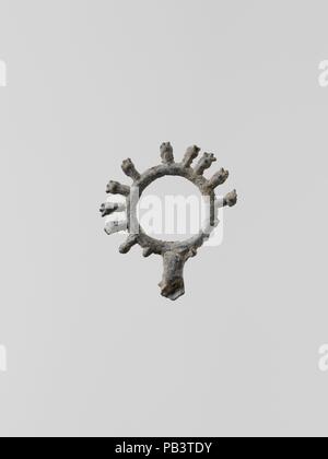 Filo corona di boccioli di loto. Cultura: greco, Laconian. Dimensioni: Altezza: 3/8 in. (0,9 cm). Data: 6th-5secolo A.C. Piatto piccolo figurine votive di piombo fuso sono stati trovati in grandi quantità presso gli antichi santuari di Laconia; oltre centomila, risalente al VII secolo A.C. e il periodo classico, erano dedicati alla dea Artemide Ortia a Sparta. Museo: Metropolitan Museum of Art di New York, Stati Uniti d'America. Foto Stock