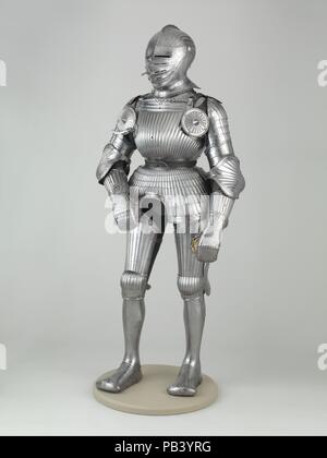 Campo Armor. Cultura: tedesco, di Norimberga. Dimensioni: H. 67 a. (170,2 cm); Wt. 49 lb. (22.23 kg); peso del casco 7 lb. 4 oz. (3289 g). Data: ca. 1525; il braccio sinistro della difesa, XIX secolo; rondels, 1923. Questa armatura scanalato è tipico della battaglia abito della cavalleria cavalleresco del sud della Germania e in Austria nel 1520s. Esso è composto da elementi provenienti da almeno tre molto simile armature, tutti realizzati a Norimberga quando rigati armor era al suo picco di moda. L'armor è stampigliato sul pauldrons (le difese di spalla) con il marchio della città di Norimberga, sul casco con la lettera N in un circl perla Foto Stock