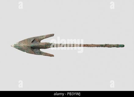 Arrowhead. Dimensioni: L. 6-1/4 in. (15,9 cm) x W. 1-1/4 in. (3.1 cm). Data: ca. inizio 1 ° millennio A.C. All'inizio del primo millennio A.C. la zona della Transcaucasia e northwestern Iran era abitata da molte tribù diverse di variare la ricchezza ed il potere. Molte caratteristiche di questi gruppi sono noti principalmente da grave merci presenti nei propri cimiteri. Anche se non vi è variazione grande in stili artistici da luogo a luogo e tempo per tempo in questa zona, le armi sembrano essere ampiamente distribuiti e condivisi da molti gruppi. Una classe di armi scavato nel nord-ovest dell'Iran e Tran Foto Stock