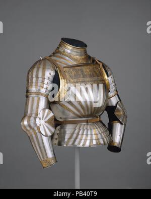 Elementi di un Light-Cavalry Armor. La cultura italiana, Milano. Dimensioni: Wt. 19 lb. 13 oz. (9459 g). Data: ca. 1510. Si tratta di un raro esempio di armatura italiana decorata con superfici rigate in tedesco la moda. Il suo attaccato e riccamente dorato decorazione è derivato dal simbolismo cristiano e la Bibbia. La banda di tutta la parte superiore del pettorale raffigura la Vergine e il bambino al centro, San Paolo sulla destra e di San Giorgio sulla sinistra. Una iscrizione latina di seguito legge, CHRISTVS RES VENIT IN PACE ET DEVS HOMO FACTVS ES (Cristo Re è venuto in pace e Dio si è fatto uomo). Un'altra iscrizione, Foto Stock