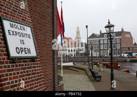 Un segno informa i visitatori che la mostra è aperta al De Adriaan mulino a vento (Molen de Adriaan) in Haarlem, Paesi Bassi. Foto Stock