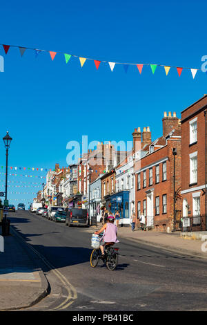 Lymington Hmapshire Inghilterra Luglio 23, 2018 vecchi edifici su High Street Foto Stock