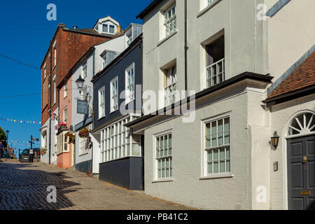 Lymington Hmapshire Inghilterra Luglio 23, 2018 di vecchi edifici in banchina Hill Foto Stock