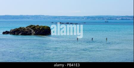 I turisti a piedi su St Michaels mount causeway ad alta marea,Marazion,Cornwall,l'Inghilterra,UK Foto Stock