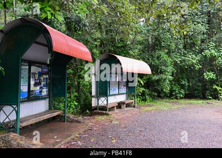 Segnali di informazione a Millaa Millaa falls, altopiano di Atherton, QLD, Australia Foto Stock