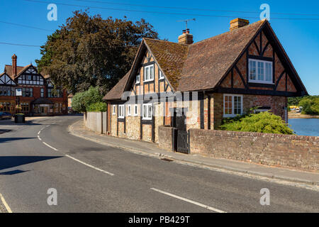 Beaulieu Hampshire Inghilterra Luglio 23, 2018 graticcio cottage in village street Foto Stock