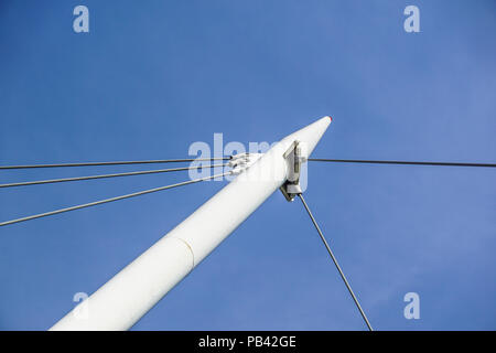 Dettagli più moderni del ponte. Tenendo i cavi. Foto Stock