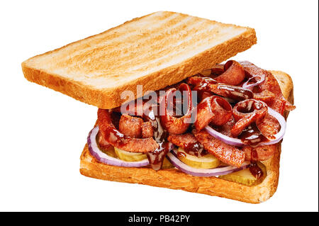 Sandwich di pane bianco toast, salsicce alla griglia, anello di cipolla e cetriolo sottaceto Foto Stock