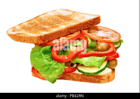 Sandwich vegetariano con pane bianco toast, olive, fresche foglie verdi di insalata e fette di cetriolo e pepe rosso Foto Stock