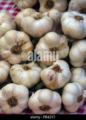 Una grande selezione di prodotti alimentari in vendita su questo mercato all'aperto di Sete, Closeup di aglio fresco delle lampadine Foto Stock