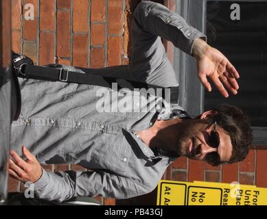 Manchester, Regno Unito prendere che lasciano hotel di Manchester e la testa di credito gig Ian Fairbrother/Alamy Stock Foto Foto Stock