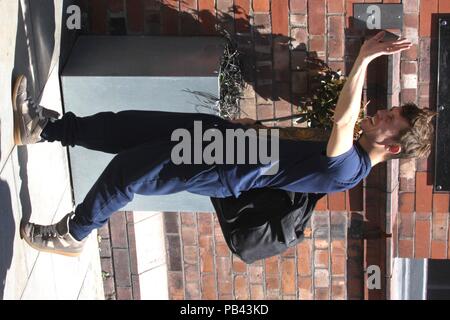 Manchester, Regno Unito prendere che lasciano hotel di Manchester e la testa di credito gig Ian Fairbrother/Alamy Stock Foto Foto Stock