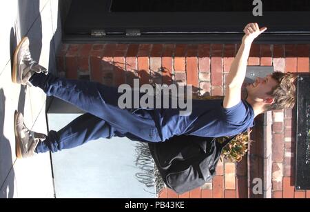 Manchester, Regno Unito prendere che lasciano hotel di Manchester e la testa di credito gig Ian Fairbrother/Alamy Stock Foto Foto Stock