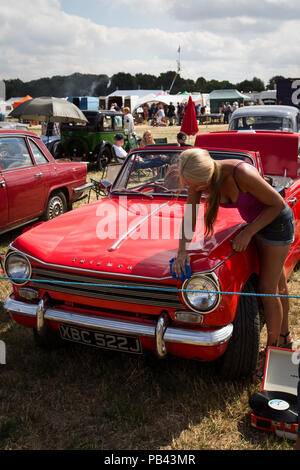 Un trionfo immacolato Herald prendendo parte al classico auto visualizzare al 2018 Cheshire Fiera a vapore Foto Stock