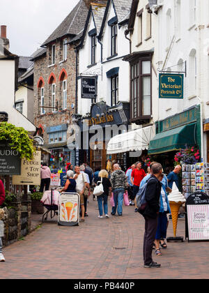 Visitatori e turisti curiosare tra i negozi in Lynmouth street, Lynmouth,Devon, Regno Unito Foto Stock