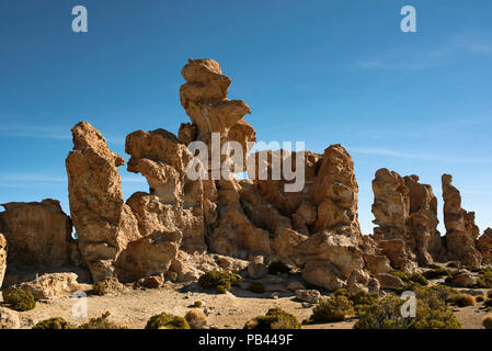 Interessante e spettacolare gruppo di arancio brillante rocce sagomate mediante erosione di vento. La Valle de Rocas (Valle delle rocce). Bolivia, Sud America. Foto Stock