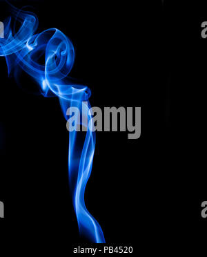 Abstract fumo blu isolato su nero Foto Stock