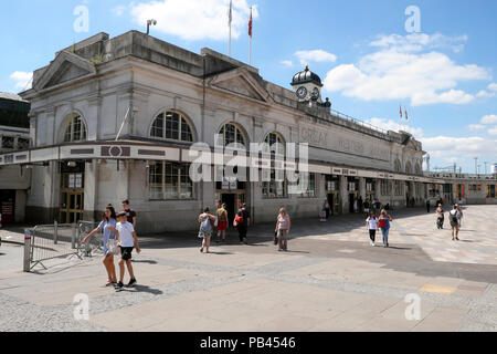 Vista esterna delle persone che camminano al di fuori di Cardiff Stazione ferroviaria nella cit di Cardiff Wales UK KATHY DEWITT Foto Stock