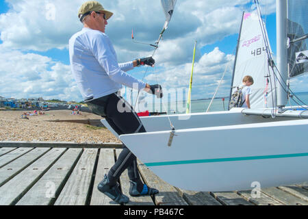 Barche a vela a Tankerton, vicino a Whitstable, Kent, Regno Unito. Foto Stock