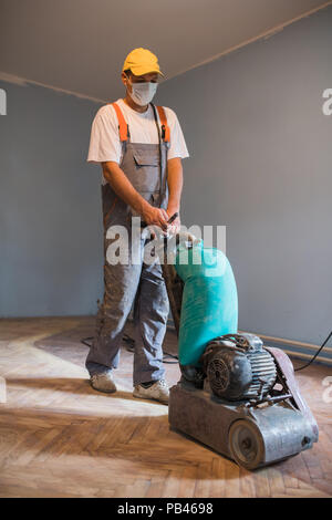 Home ristrutturazione, parquet levigatura, polishin Foto Stock
