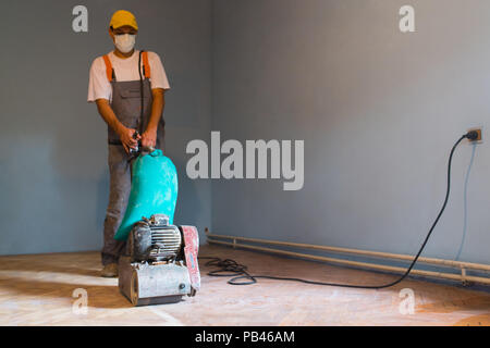 Home ristrutturazione, parquet levigatura, polishin Foto Stock