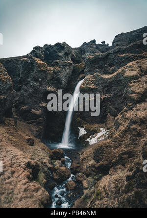 Drammatica vista la mattina del famoso Svartifoss (nero caduta) cascata. Estate colorato sunrise in Skaftafell, Vatnajokull National Park, l'Islanda, l'Europa. Stile artistico post elaborati foto. Foto Stock