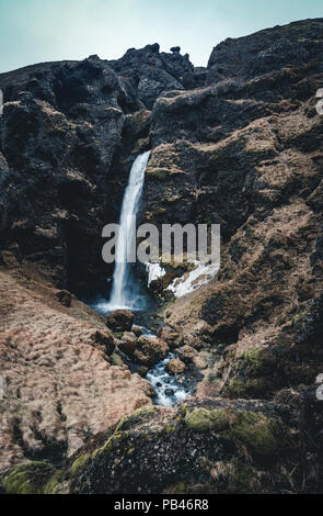 Drammatica vista la mattina del famoso Svartifoss (nero caduta) cascata. Estate colorato sunrise in Skaftafell, Vatnajokull National Park, l'Islanda, l'Europa. Stile artistico post elaborati foto. Foto Stock