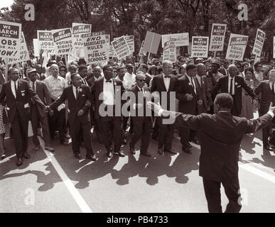 Martin Luther King Jr e altri diritti civili leader presso la testa del marzo su Washington per posti di lavoro e di libertà Su agosto 28,1963. Il mese di marzo si è conclusa presso il Lincoln Memorial, dove il dottor re consegnato il suo "Ho un sogno" discorso. Foto Stock