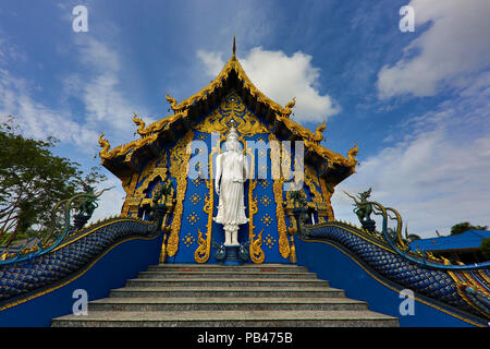 Tempio Azzurro conosciuto anche come il Wat Rong Suea dieci, in Chiang Rai, Thailandia. Foto Stock