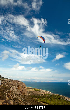 Parapendio sopra le scogliere di El Gran Alicant, Spagna Foto Stock