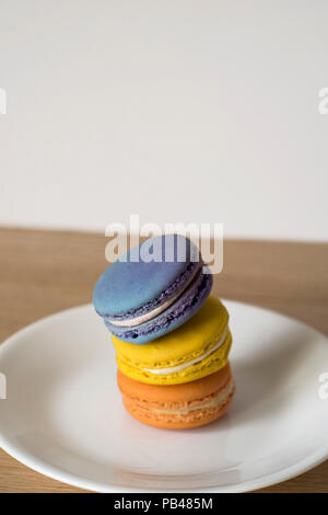 Torre pendente di Macarons - Colorati luminosamente il pane tostato francese Foto Stock