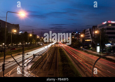 Luci auto di notte nella grande città Foto Stock