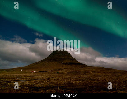 Northern lights aurora boreale appaiono sul Monte Kirkjufell in Islanda. Foto Stock