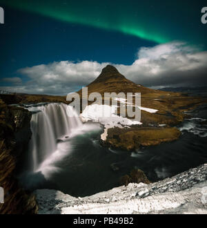 Northern lights aurora boreale appaiono sul Monte Kirkjufell in Islanda. Foto Stock