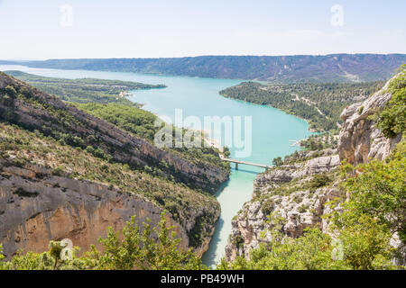 Panorama del Lago Lac de Sainte-Croix visto da Gorges du Verdon - Le gole del Verdon in Provenza, Francia Foto Stock