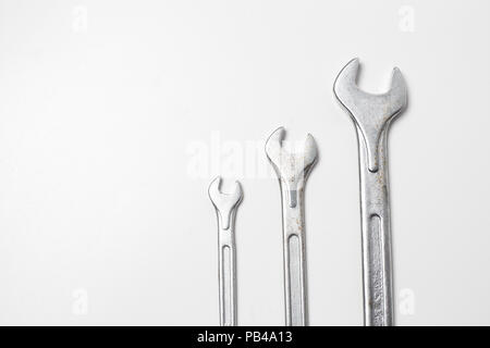 Grandi medie e piccole chiavi su sfondo bianco con spazio di copia Foto Stock